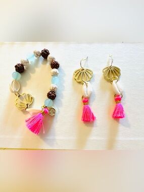 Lilly Pulitzer pink shell bead bracelet and earring set women’s